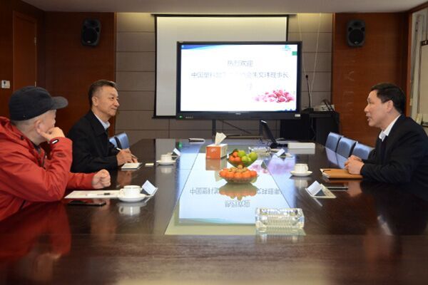 Le président Wenwei Zhu de l'Association chinoise de l'industrie de la transformation des plastiques a rendu visite à l'entreprise