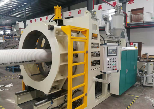 Équipement d'extrusion pour joint à emboîtement de tuyau de drainage